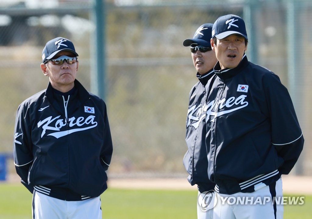 [WBC 캠프] 첫 훈련 이강철 감독 "'코리아' 박힌 옷 입으니 이제 실감"