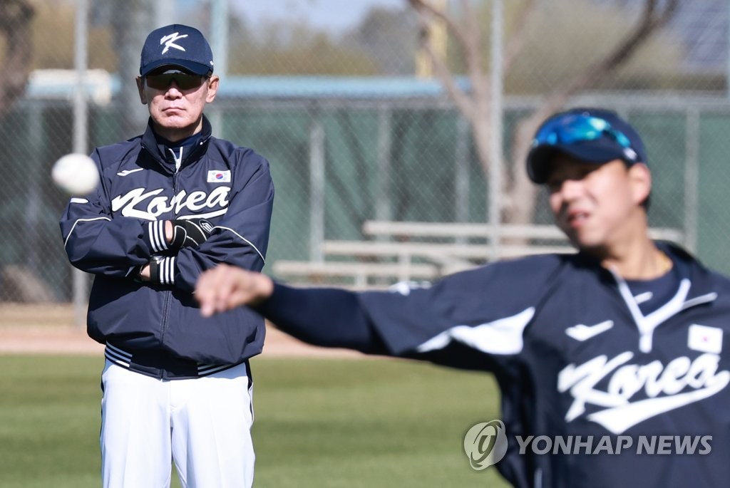 [WBC 캠프] 첫 훈련 이강철 감독 "'코리아' 박힌 옷 입으니 이제 실감"