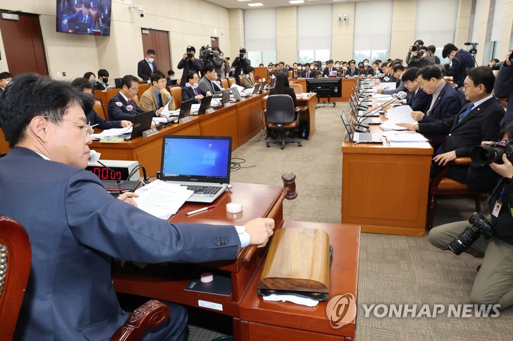 '보훈부 격상·동포청 신설' 행안위 통과…24일 본회의 처리(종합)