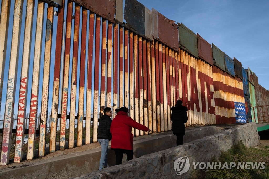 '남서부 국경 비상' 바이든 행정부, 입국·망명 기준 높인다