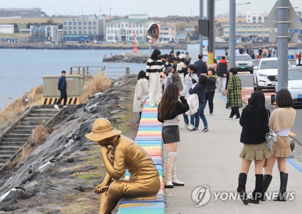 "겨울의 끝자락 정취 만끽"…강원 스키장·제주 나들이 인파