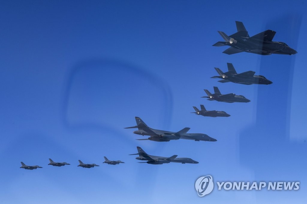 B-1B 폭격기 등 10여대 떴다…北ICBM 맞대응 한미연합훈련(종합2보)