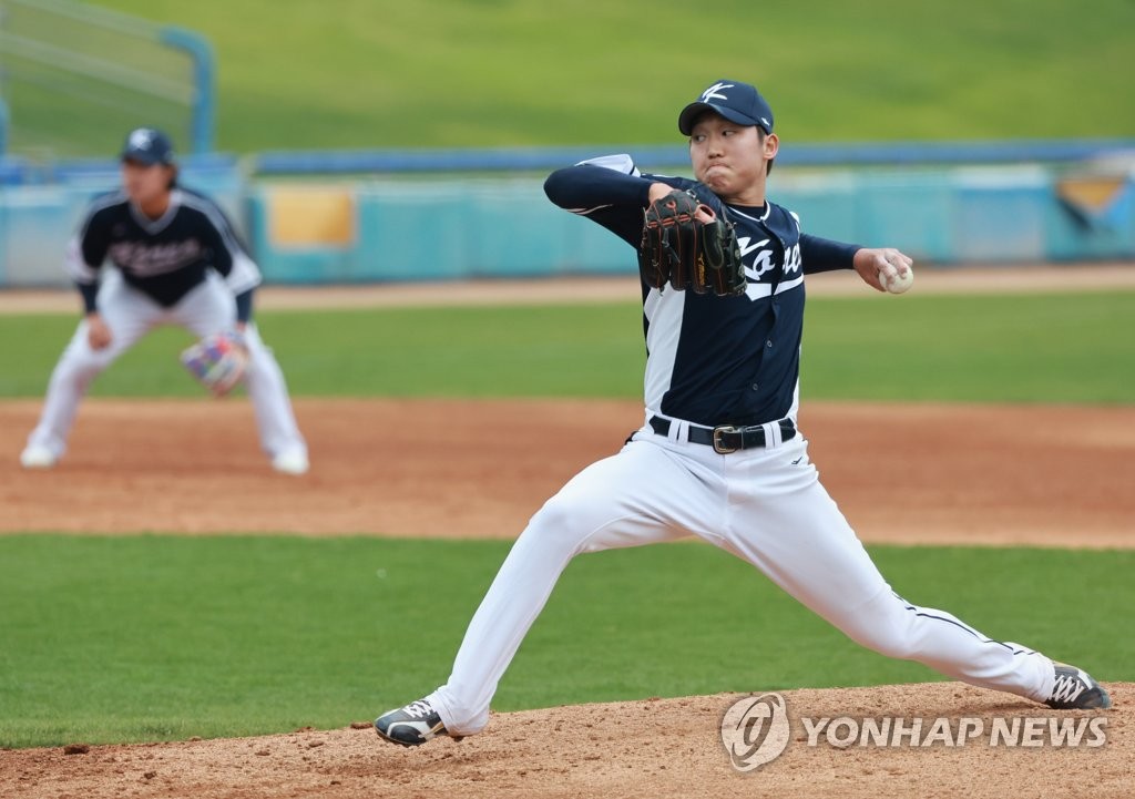 [WBC 캠프] 먼발치서 응원하는 김경문 감독…구창모는 진심을 느낀다