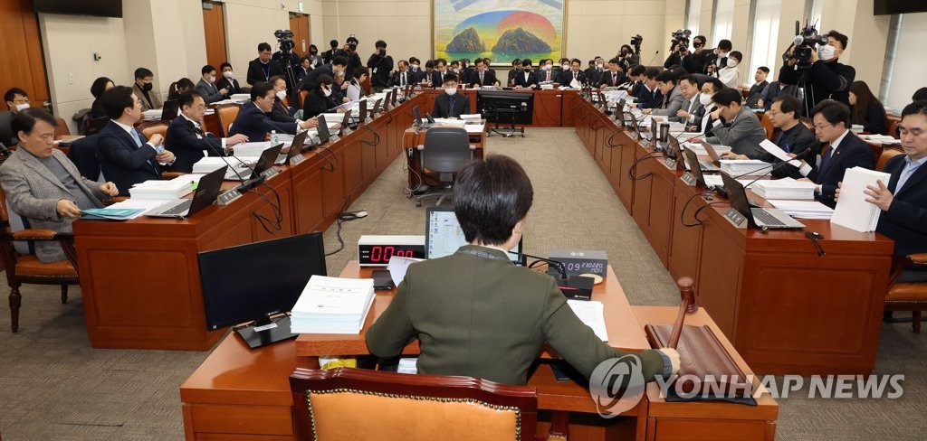 정무위 '천공' 공방…野 "주술정치는 망할 징조" 與 "공상소설"