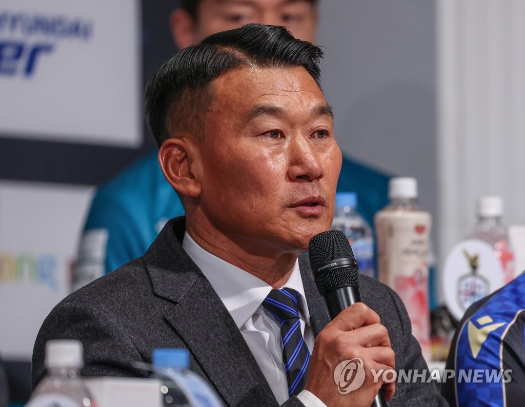 프로축구 광주 이정효 감독 "수원FC 윤빛가람과 대화가 필요해"