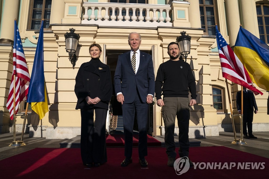 바이든 "미국 여기 있다"…5억달러 군사지원 패키지 선물(종합)