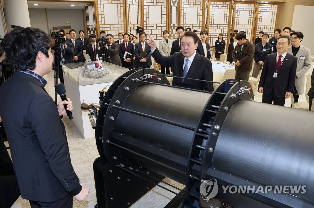 尹, 우주경제 간담회…'사건의 지평선' 가수 윤하도 참석(종합)