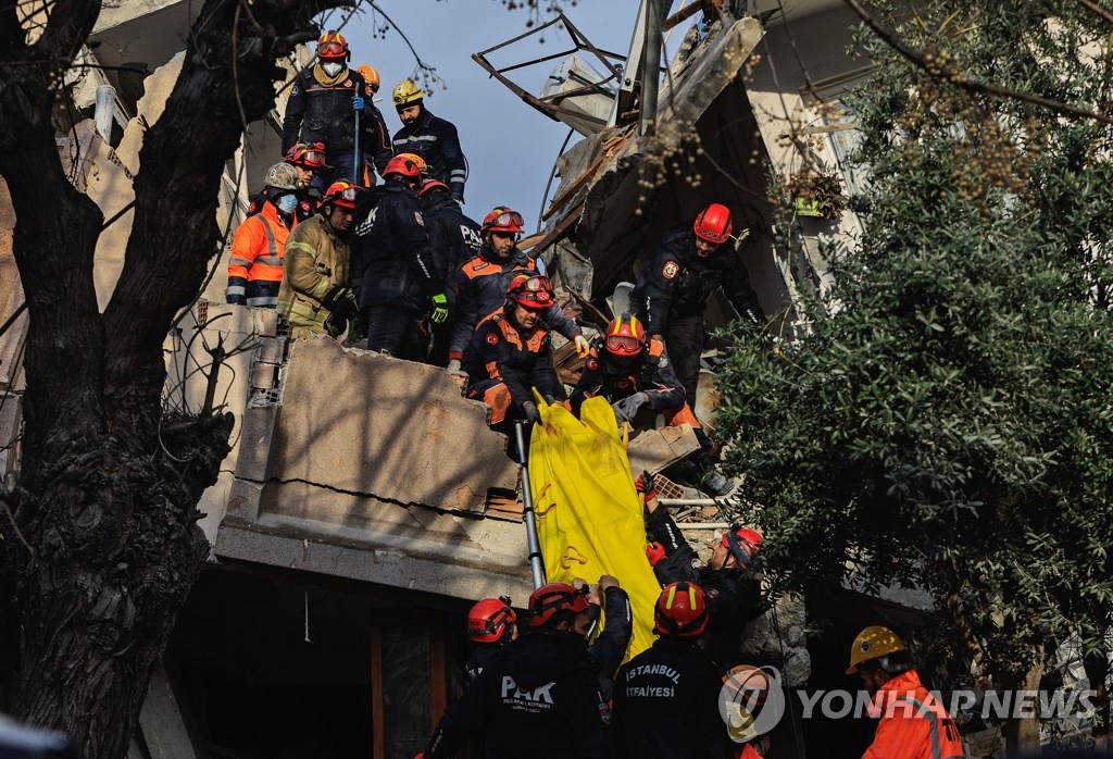 '추가 지진' 후 사망자 1천명 이상 늘어…양국서 4만8천명 넘겨