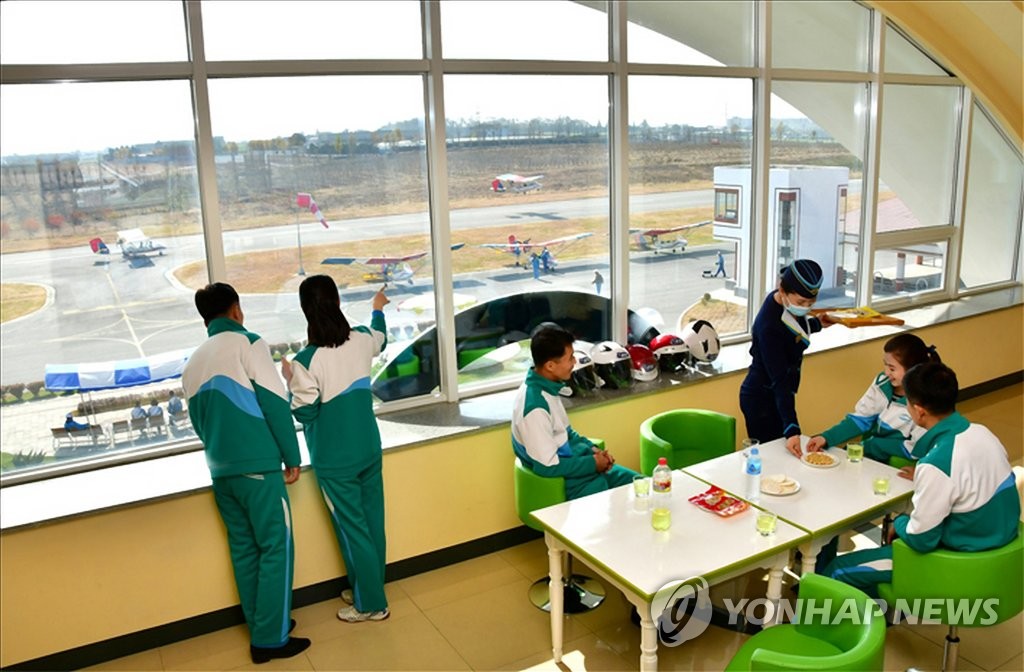 [한반도의 오늘] 북한 미림항공구락부…결혼비행 등 관광상품 다양화