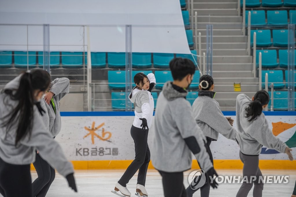 피겨여왕 김연아, '플레이윈터 아카데미'서 유망주 지도