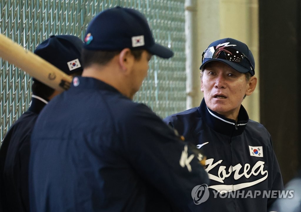 [WBC 캠프] 김현수, 주장에 1루수 훈련까지…"어떻게든 할 것"