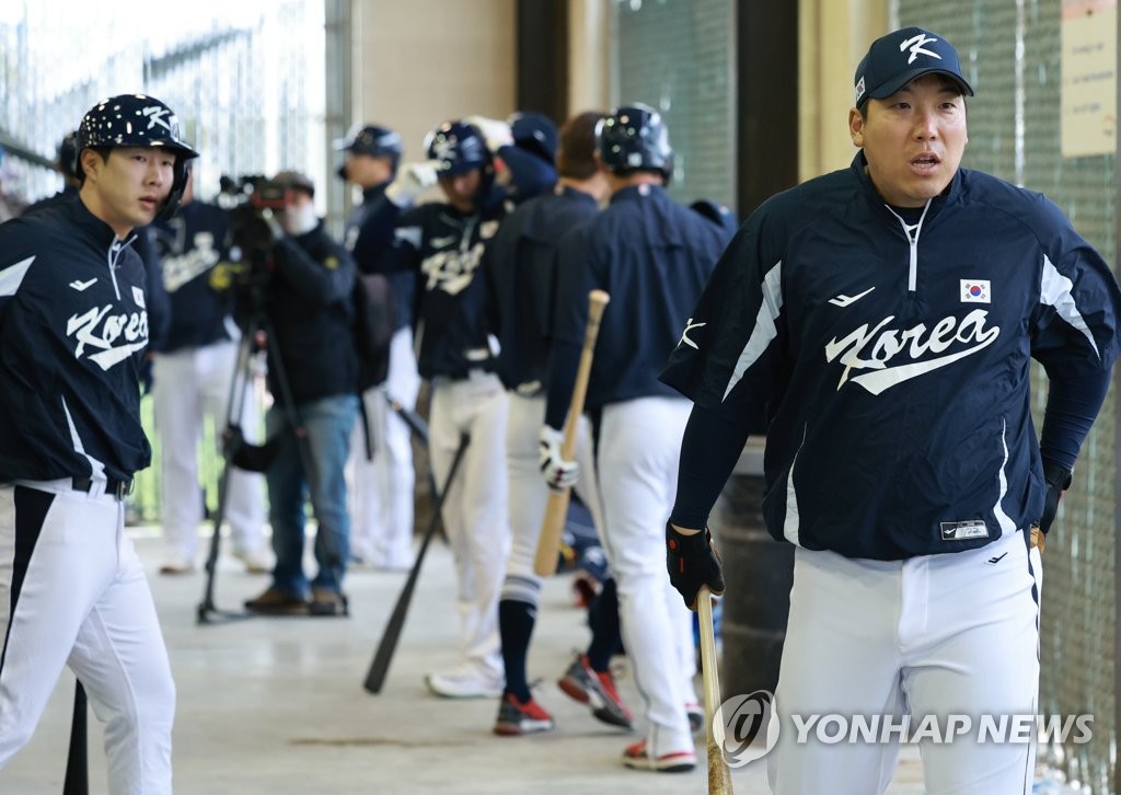 [WBC 캠프] 김현수, 주장에 1루수 훈련까지…"어떻게든 할 것"