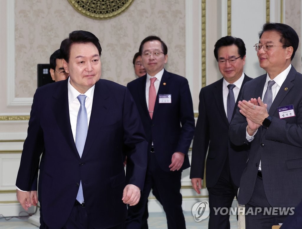 대통령실, 이태원 유족 尹면담 요구에 "검토는 해보겠다"