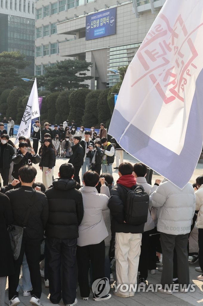 [인턴액티브] 봄기운 완연한 대학가에 '코로나 학번'이 설 자리는?