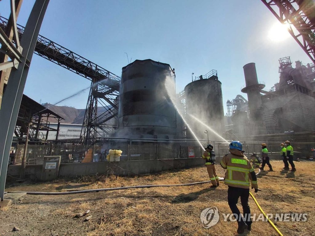 강릉 시멘트 공장 폐유 탱크서 불…30여분 만에 진화