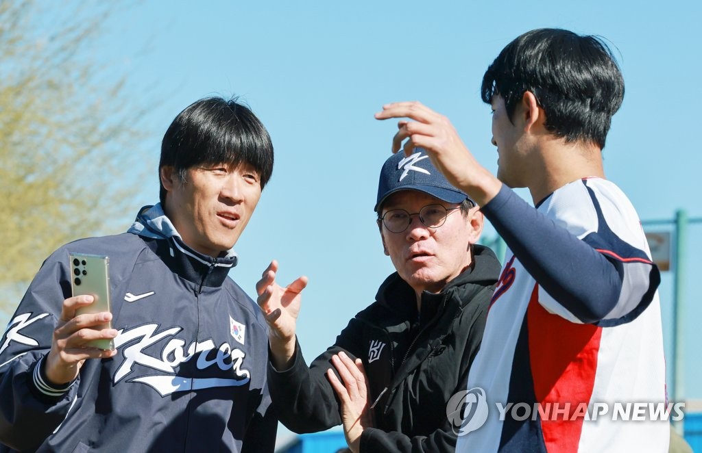 [WBC 캠프] 대표팀 코치진 '휴대전화로 찍고, 태블릿PC로 분석하고'