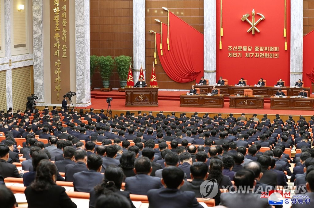 김정은 "몇해 안에 농업생산 근본적변혁"…北 전원회의 2일차(종합2보)