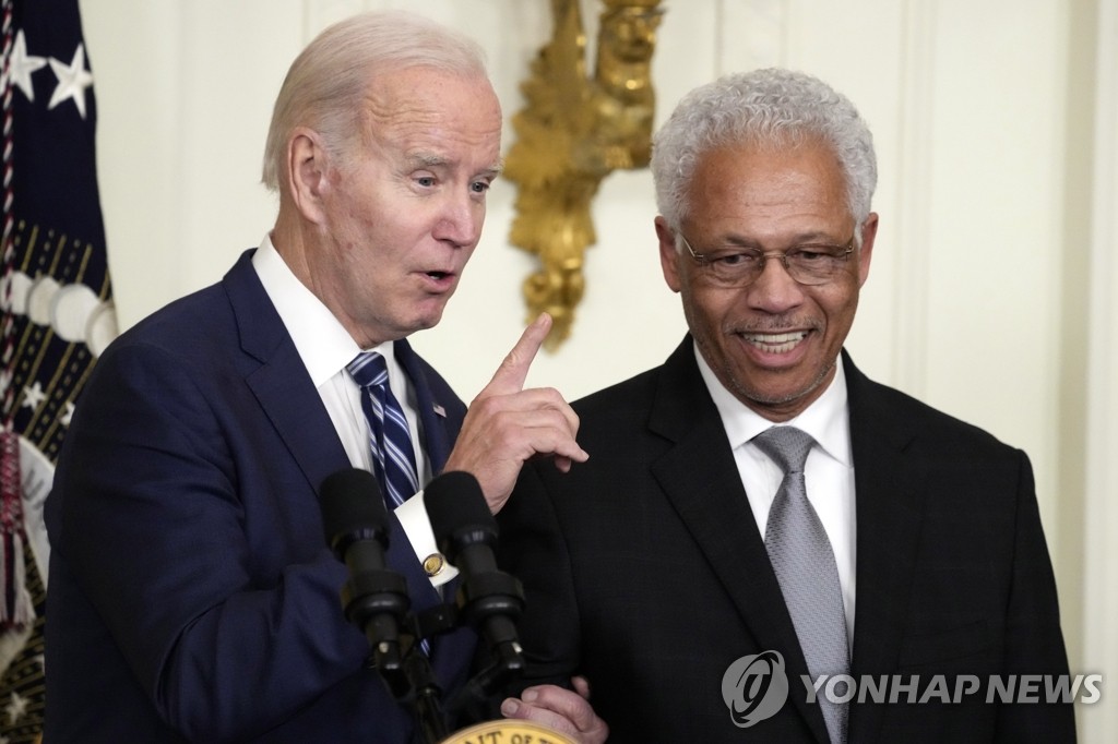 바이든, 흑인의 달 맞아 "흑인 역사 중요"…디샌티스 정조준?