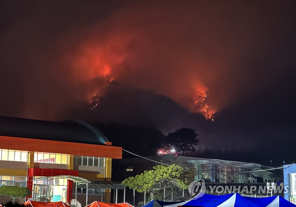 예천 '산불 2단계' 진화율 40%…경로당 등 59명 분산 대피(종합)