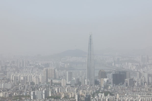 황사가 유입되며 미세먼지 농도가 높아져 남한산성에서 바라본 서울 시내가 뿌옇다. 사진=연합뉴스