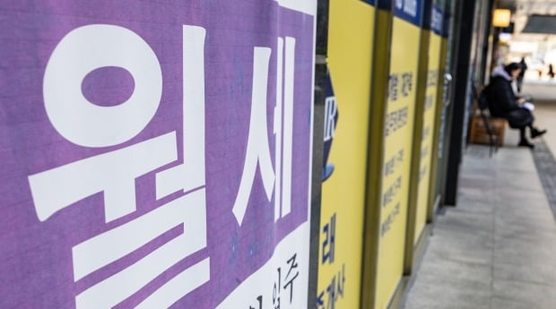 서울에 있는 한 부동산 중개업소에 '월세'라는 안내지가 붙어있다. 사진=연합뉴스