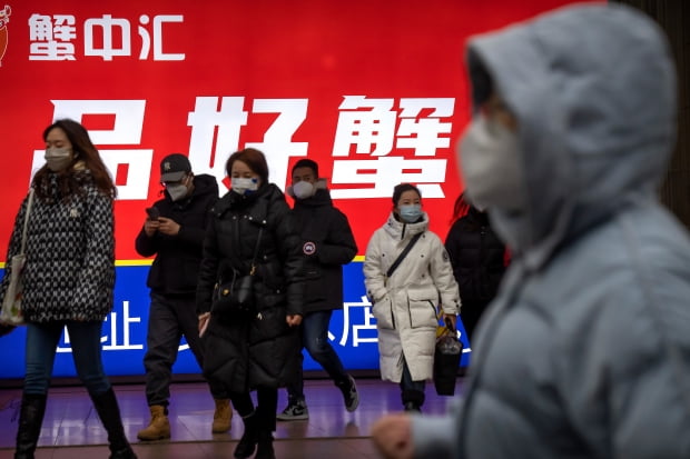 마스크를 쓴 중국 시민들이 베이징 중심업무지구의 한 지하철역에서 나오는 모습. /연합뉴스