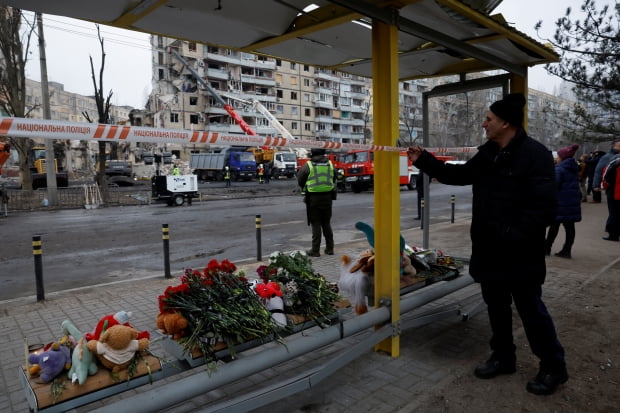 러시아군의 폭격을 당한 우크라이나 드니프로시의 아파트./사진=연합뉴스