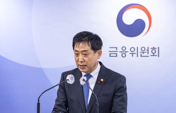 김주현 금융위원장이 새해 업무보고를 앞둔 지난 27일 오전 서울 종로구 정부서울청사 브리핑실에서 12개 정책과제를 설명하고 있다. 사진=연합뉴스