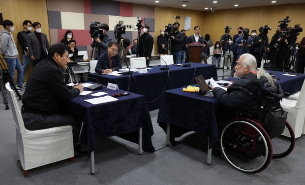 오세훈 서울시장이 2일 서울시청에서 열린 전국장애인차별철폐연대와의 간담회에서 박경석 전국장애인차별철폐연대 대표와 대화하고 있다.사진=연합뉴스