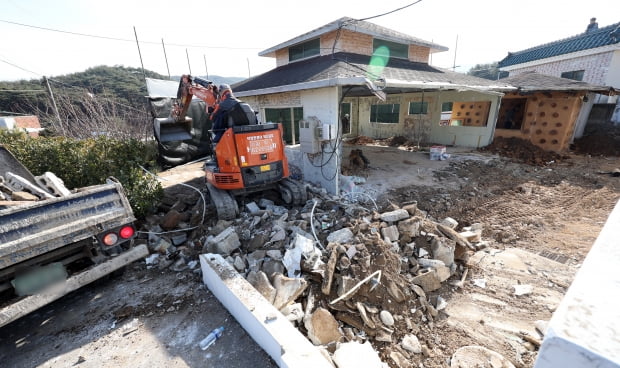  지난 6일 경남 양산시 하북면 평산마을 내 주택에서 인부가 공사를 하고 있다./사진=연합뉴스