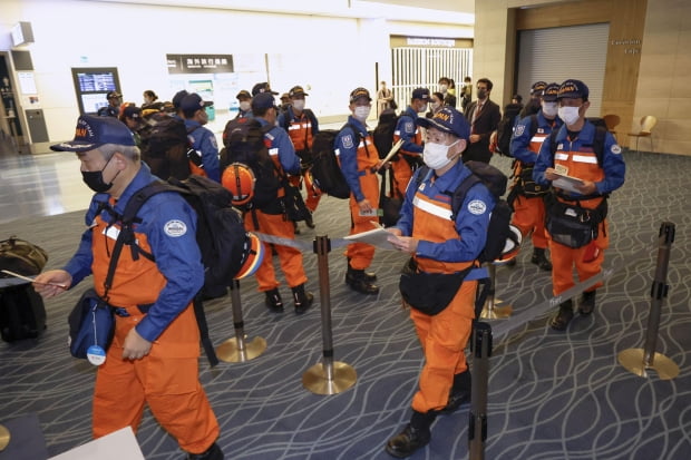 본 정부가 지난 6일 강진으로 다수의 사상자가 발생한 튀르키예에 구조대 제1진을 급파했다고 7일 밝혔다. 사진은 일본 구조대가 6일 밤 도쿄 하네다공항에서 출국하는 모습./사진=연합뉴스