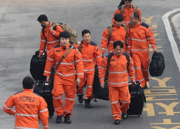 7일 오후 경기도 남양주시 중앙119구조본부 수도권119특수구조대에서 튀르키예 지진 실종자 수색 등 대응을 위한 국제구조대원들이 장비를 옮기며 이동하고 있다. 사진=연합뉴스