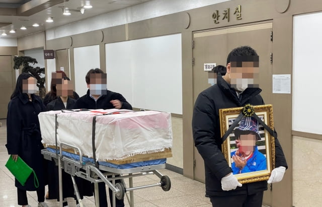  11일 오후 인천 한 장례식장에서 학대로 숨진 초등학교 5학년생 C(12)군의 발인이 진행되고 있다. / 사진=연합뉴스