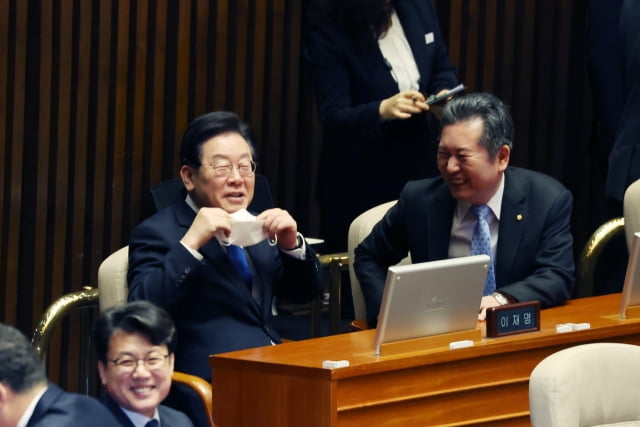 이재명 더불어민주당 대표가 14일 오전 국회에서 열린 본회의에서 정청래 최고위원과 대화하고 있다. / 사진=연합뉴스