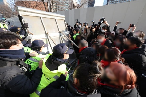 이태원 참사 서울광장 분향소에 대해 서울시가 정한 철거 시한이 지난 가운데 15일 오후 분향소 주변에 설치한 폴리스라인 펜스를 두고 유가족이 경찰과 충돌하고 있다. /사진=연합뉴스