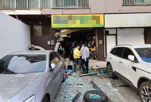  16일 오후 4시 18분께 광주 남구 한 아파트상가에서 약탕기가 폭발하는 사고가 발생해 파편이 어지럽게 흩어져 있다. /사진=연합뉴스