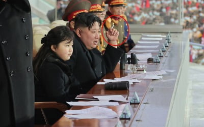 또 김주애와 나란히 앉은 김정은…딸 옆에서 담배까지 피웠다