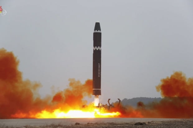 북한이 20일 동해상으로 탄도미사일을 발사했다. 사진은 지난 18일 오후 발사한 대륙간탄도미사일(ICBM) '화성-15형'의 모습 /사진=연합뉴스