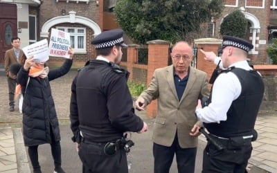 "런던 북한 대사관 앞 탈북민 시위…北대사 영국 경찰에 끌려 들어가"