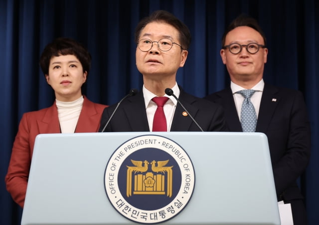 이정식 고용노동부 장관과 대통령실 안상훈 사회수석 김은혜 홍보수석이 20일 오후 서울 용산 대통령실 청사에서 '노조 회계' 공개 관련 브리핑을 하고 있다. / 사진=연합뉴스