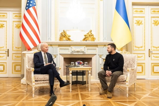 조 바이든 미국 대통령(왼쪽)과 볼로디미르 젤렌스키 우크라이나 대통령이 20일(현지시간) 우크라이나 수도 키이우의 대통령 관저인 마린스키 궁에서 회담하고 있다. /사진=EPA