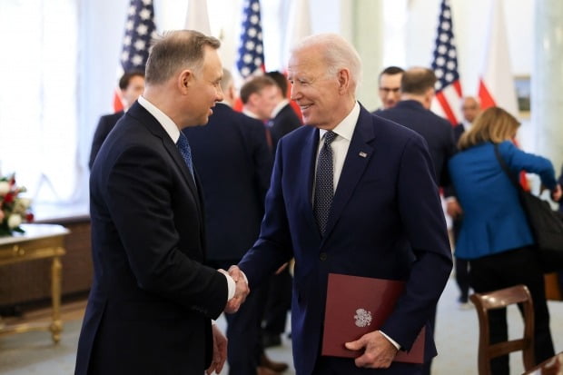 조 바이든 미국 대통령(오른쪽)과 안제이 두다 폴란드 대통령이 21일(현지시간) 바르샤바 대통령궁에서 열린 정상회담에서 악수하고 있다. /사진=로이터 