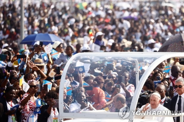 Pope Mass in Democratic Congo with 1 million people…  We must forgive for peace