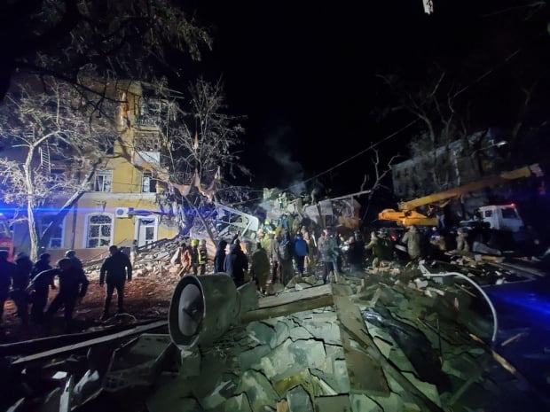 우크라 아파트에 또 한밤중 폭격…"수십명 사상"