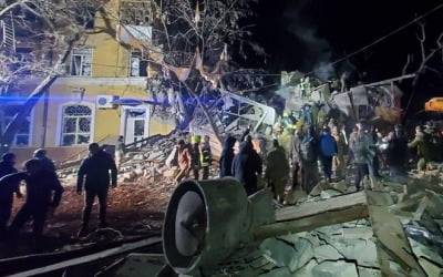 우크라 아파트에 또 한밤중 폭격…"수십명 사상"