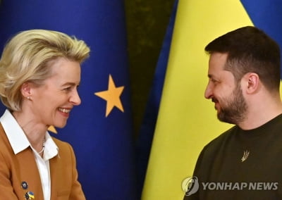 EU, 우크라군 주력전차 훈련 서두른다…6천700억원 추가지원도