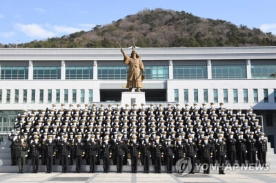 '튼튼한 국방 주역' 해군사관학교 81기 생도 162명 입학