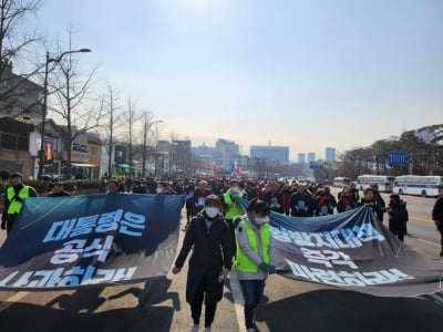 이태원참사 유족, 서울광장 분향소 기습 설치…경찰과 대치