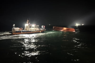청보호 인양작업 크레인선 사고해역 도착…실종자 야간수색 돌입(종합)