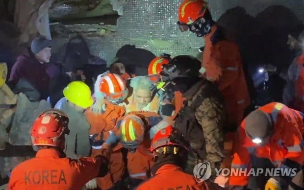 韓긴급구호대, 생존자 일가족 3명 추가 구조…2세 여아와 부모